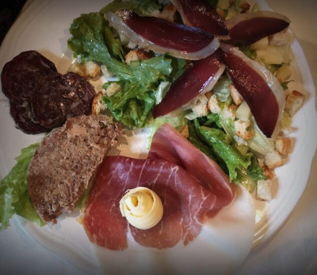 Salade gasconne et charcuterie