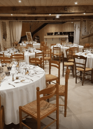 Salle de réception de l'auberge de Puydarrieux dressé pour un mariage