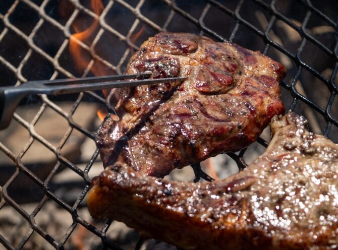 Côte de porc noir grillé à la braise