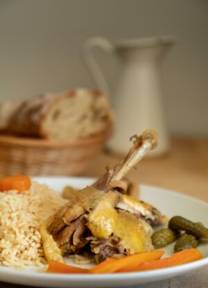 Plat de la Poule farçie accompagnée de son riz et petits légumes