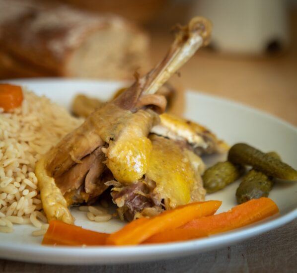 Plat de la Poule farçie accompagnée de son riz et petits légumes