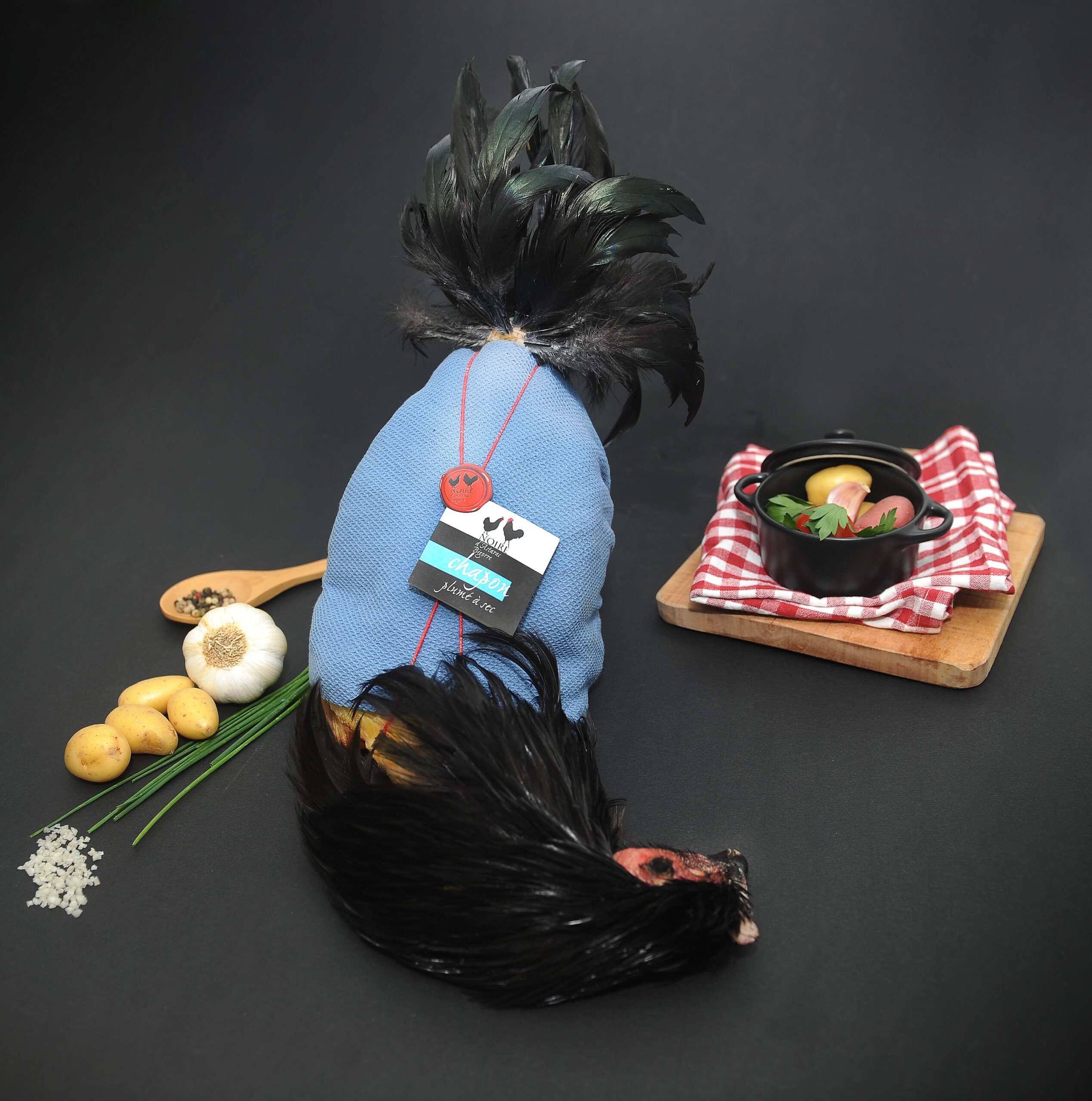 Chapon effilé et plumage à sec dans sa parure de Noël